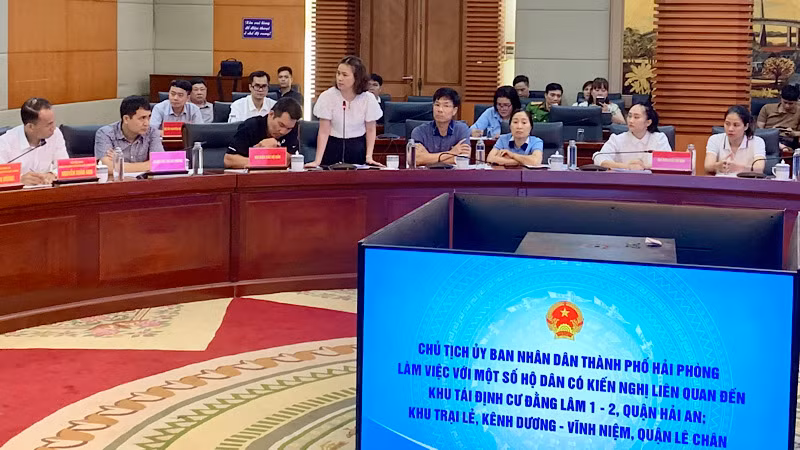 Đại diện các hộ dân phát biểu ý kiến tại buổi đối thoại.