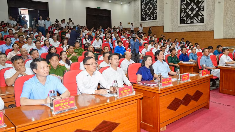 Các đại biểu tham dự cuộc tiếp xúc cử tri. Các đại biểu tham dự cuộc tiếp xúc cử tri.