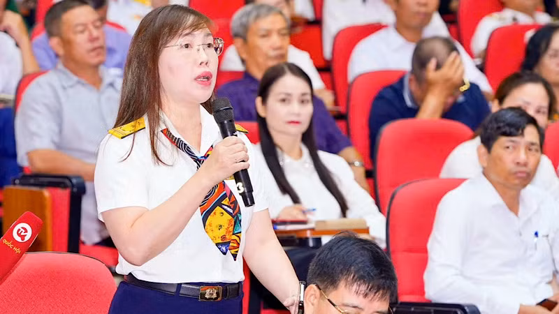 Đại biểu cử tri phát biểu ý kiến. Đại biểu cử tri phát biểu ý kiến.