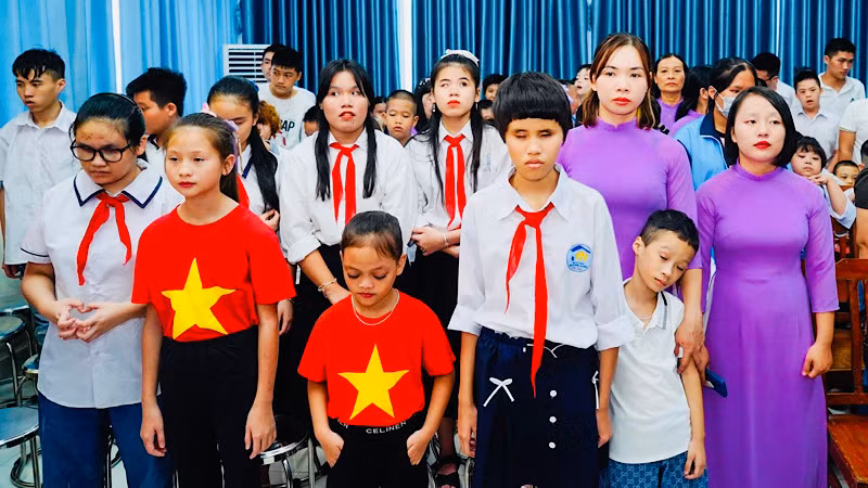 Cô và trò Trường nuôi dạy trẻ khiếm thị trong ngày khai giảng.