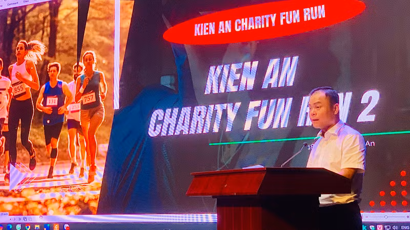 Trưởng Ban tổ chức giải marathon “Kien An Charity fun run 2 - 2024” thông tin về giải chạy. Trưởng Ban tổ chức giải marathon “Kien An Charity fun run 2 - 2024” thông tin về giải chạy.
