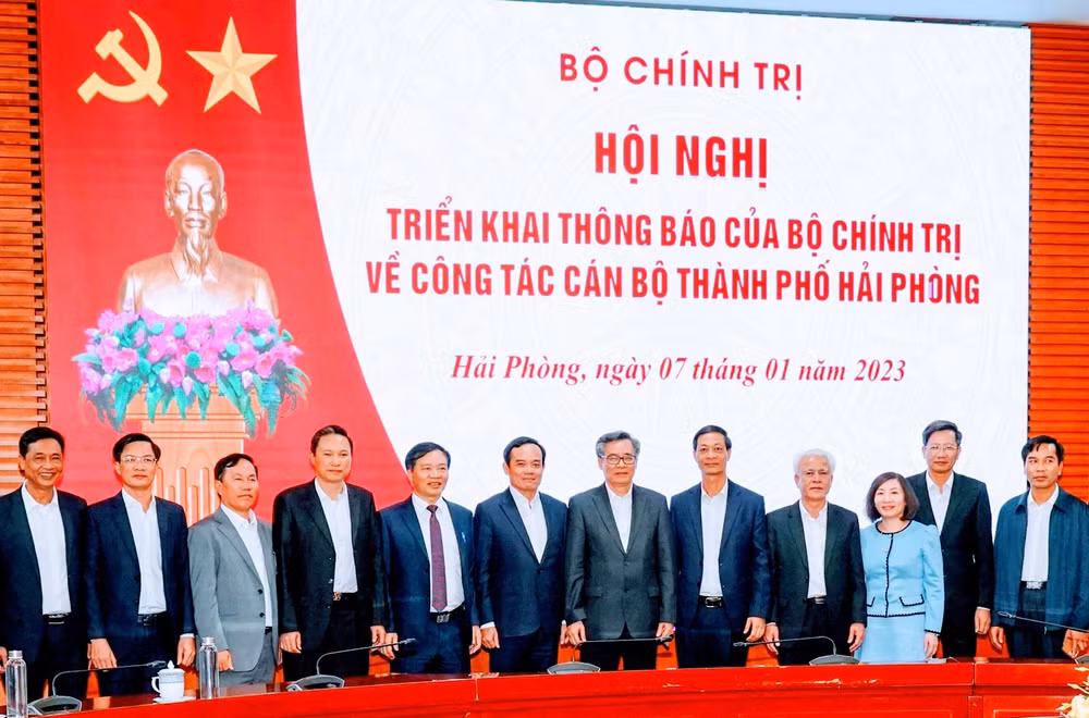 Hội nghị triển khai thông báo của Bộ Chính trị về công tác cán bộ thành phố Hải Phòng. Hội nghị triển khai thông báo của Bộ Chính trị về công tác cán bộ thành phố Hải Phòng.