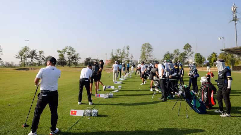 Các golfer tham gia vòng đánh tập tại sân Vinpearl Golf Vũ Yên Hải Phòng. Các golfer tham gia vòng đánh tập tại sân Vinpearl Golf Vũ Yên Hải Phòng.