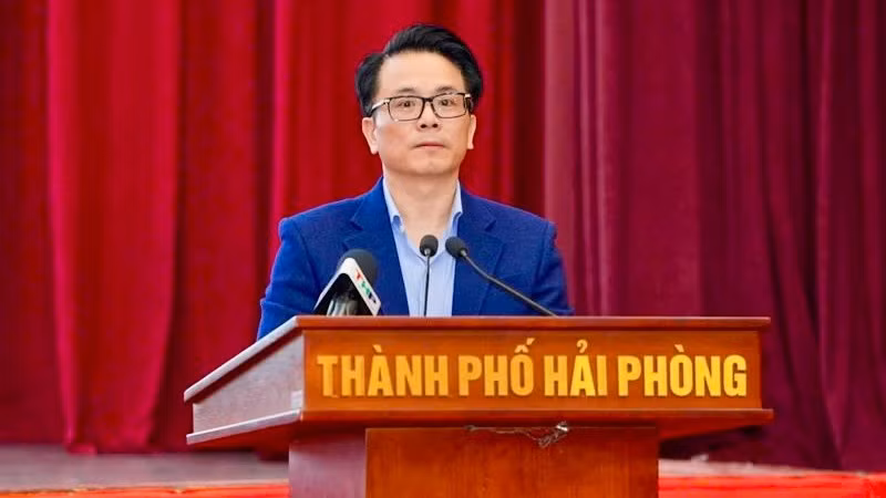 Trưởng ban Tổ chức Thành ủy Hải Phòng Lê Trí Vũ trình tờ trình của Ban Thường vụ Thành ủy về sắp xếp, tinh gọn bộ máy.