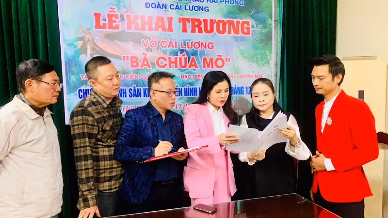 Lãnh đạo Sở Văn hóa-Thể thao Hải Phòng trao đổi nội dung vở diễn với ekip sáng tạo.