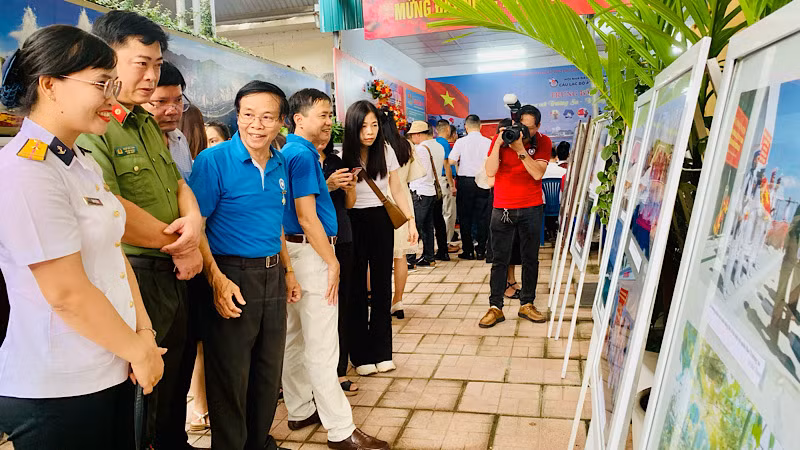 Đông đảo các cấp, các ngành, đơn vị và nhân dân hào hứng xem trưng bày ảnh.