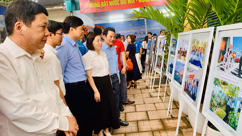 Lãnh đạo thành phố Hải Phòng cùng các đại biểu xem trưng bày ảnh.