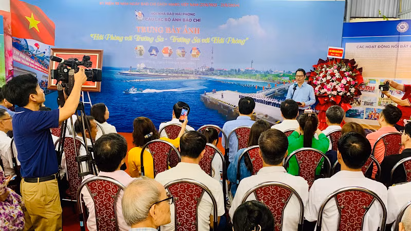 Quang cảnh khai mạc trưng bày ảnh “Hải Phòng với Trường Sa - Trường Sa với Hải Phòng”.