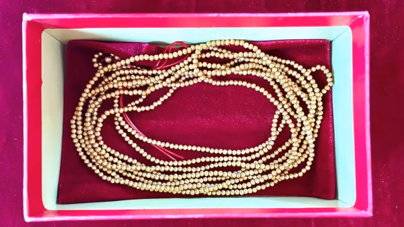 Chuỗi hạt bằng vàng trong bộ kim phẩm.