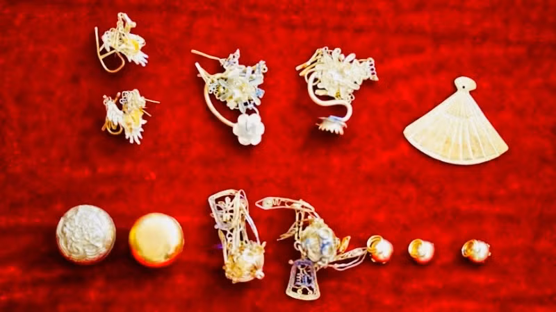 Các hiện vật trong bộ kim phẩm bằng vàng.