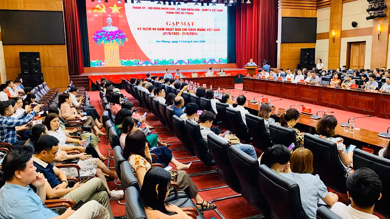 Quang cảnh cuộc gặp mặt của lãnh đạo thành phố Hải Phòng với đông đảo đại diện, phóng viên các cơ quan báo chí nhân kỷ niệm 99 năm Ngày Báo chí cách mạng Việt Nam.
