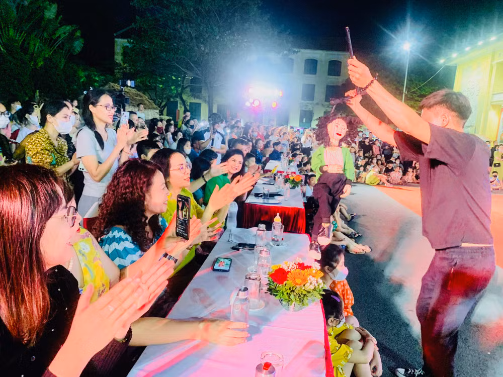 Đông đảo nhân dân và du khách thưởng thức các tiết mục múa rối và giao lưu với các nghệ sĩ.