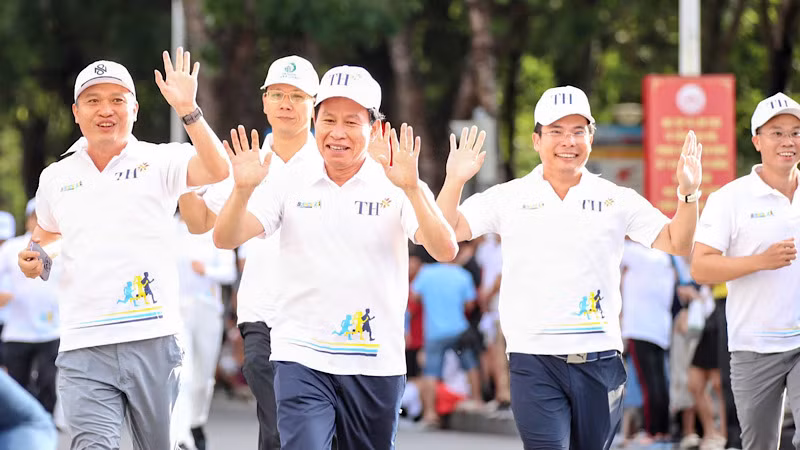 Bí thư Thành ủy Hải Phòng Lê Tiến Châu cùng các đại biểu tham gia giải chạy. Bí thư Thành ủy Hải Phòng Lê Tiến Châu cùng các đại biểu tham gia giải chạy.