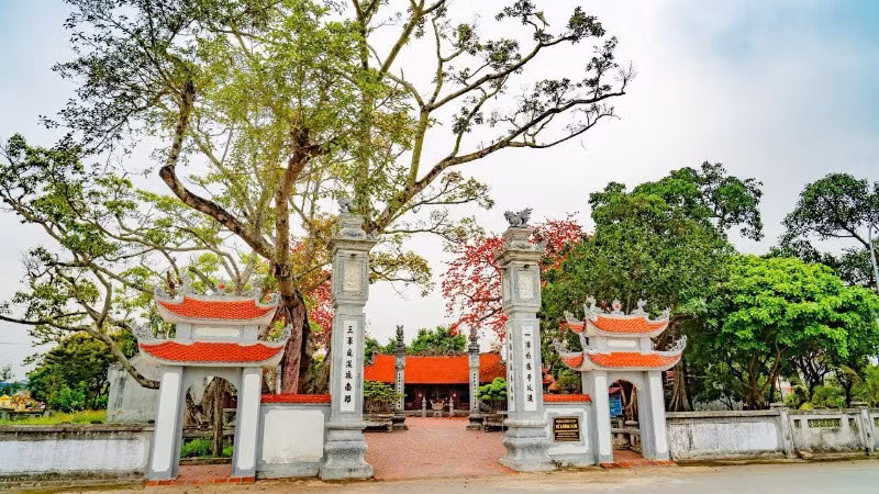Di tích Từ Lương Xâm - nơi đặt đại bản doanh của Đức Vương Ngô Quyền năm xưa. Di tích Từ Lương Xâm - nơi đặt đại bản doanh của Đức Vương Ngô Quyền năm xưa.