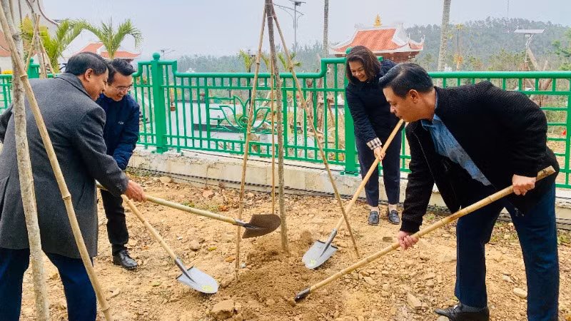 Lãnh đạo thành phố Hải Phòng và quận Kiến An tham gia trồng cây trên đồi Thiên Văn. Lãnh đạo thành phố Hải Phòng và quận Kiến An tham gia trồng cây trên đồi Thiên Văn.