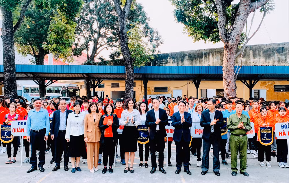Lãnh đạo Tổng cục Thể dục Thể thao, Liên đoàn Bắn súng Việt Nam và Ủy ban nhân dân thành phố Hải Phòng trao cờ lưu niệm tặng các đoàn tham dự giải. Lãnh đạo Tổng cục Thể dục Thể thao, Liên đoàn Bắn súng Việt Nam và Ủy ban nhân dân thành phố Hải Phòng trao cờ lưu niệm tặng các đoàn tham dự giải.