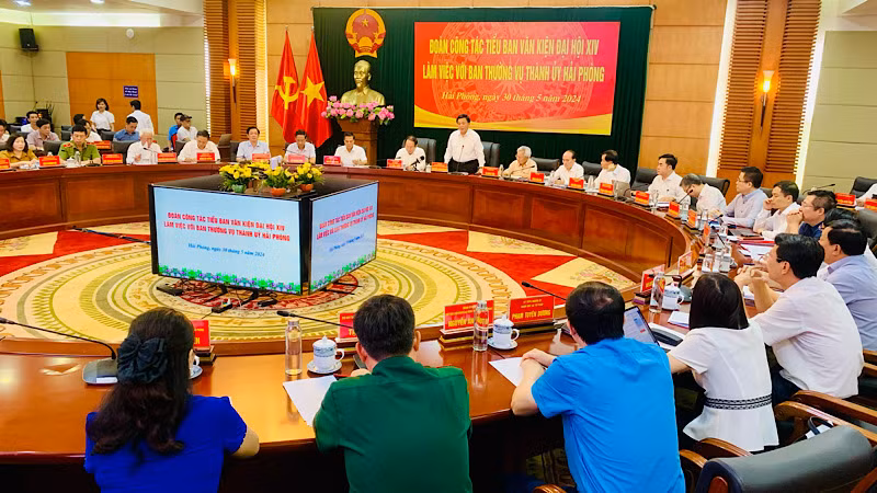 Quang cảnh buổi làm việc của Đoàn công tác Tiểu ban Văn kiện Đại hội XIV làm việc với Ban Thường vụ Thành ủy Hải Phòng.