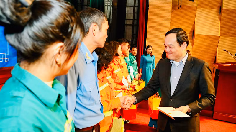 Phó Thủ tướng trao quà Tết tặng công nhân lao động thành phố Cảng. Phó Thủ tướng trao quà Tết tặng công nhân lao động thành phố Cảng.