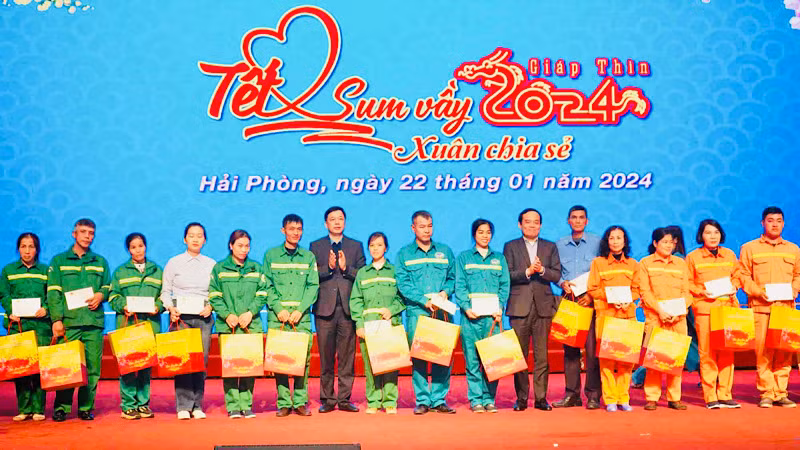 Phó Thủ tướng Trần Lưu Quang trao quà Tết tặng gia đình chính sách, công nhân lao động thành phố Hải Phòng.