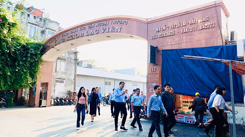 Cổng chính của Tổng kho 3 Lạc Viên.