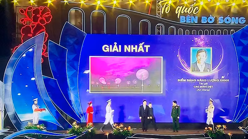 Trao giải Nhất tặng tác giả có tác phẩm ảnh xuất sắc
