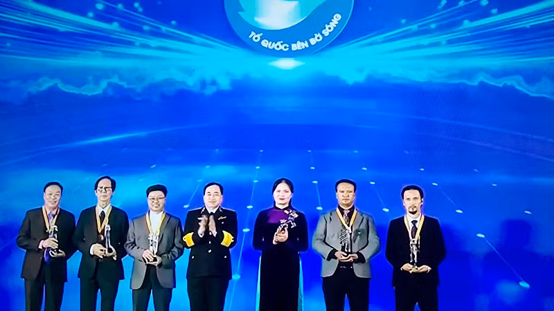 Trao giải Ba tặng các tác giả.