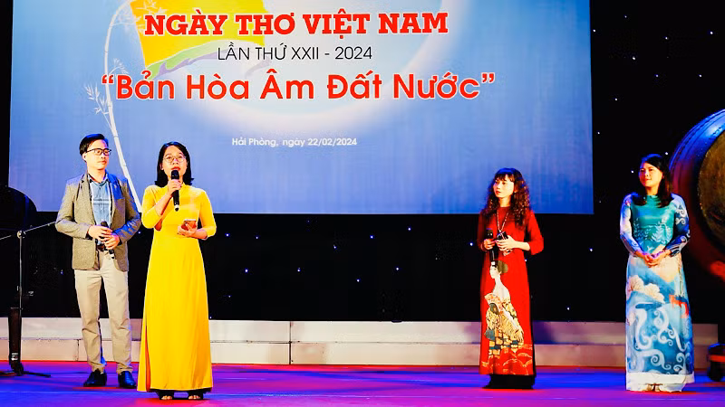 Các nhà thơ trình diễn tác phẩm thơ của mình. Các nhà thơ trình diễn tác phẩm thơ của mình.