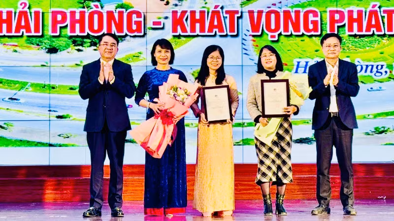Lãnh đạo thành phố Hải Phòng trao giải A tặng các tác giả và nhóm tác giả xuất sắc.