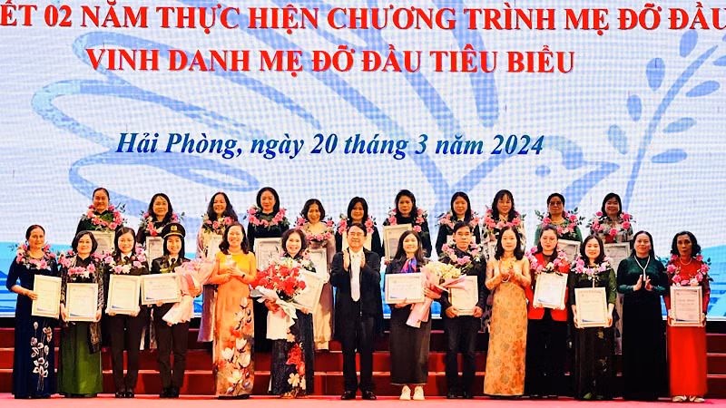 Lãnh đạo thành phố Hải Phòng vinh danh các Mẹ đỡ đầu tiêu biểu.