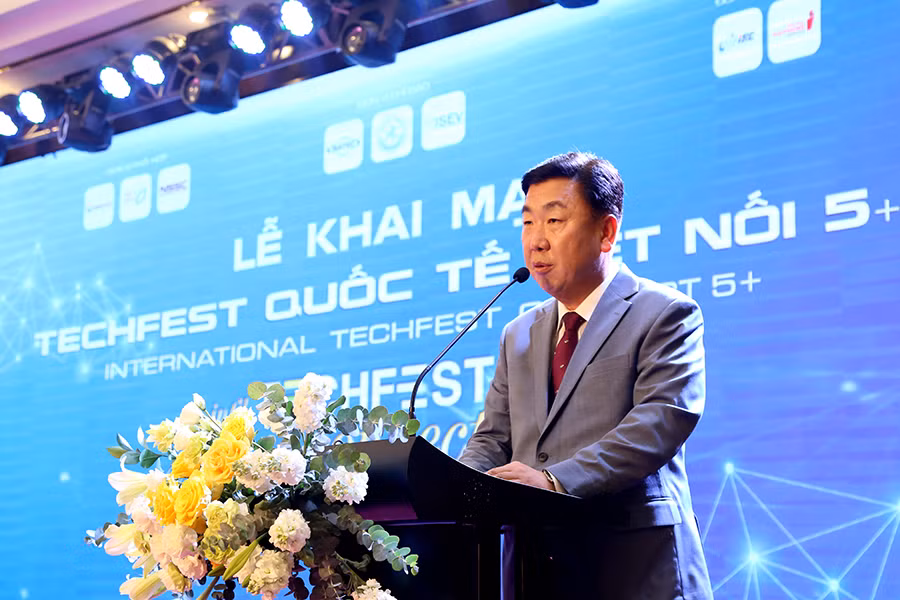 Thị trưởng thành phố Cheongju, tỉnh Chungcheongbuk (Hàn Quốc) phát biểu tại lễ khai mạc. Thị trưởng thành phố Cheongju, tỉnh Chungcheongbuk (Hàn Quốc) phát biểu tại lễ khai mạc.