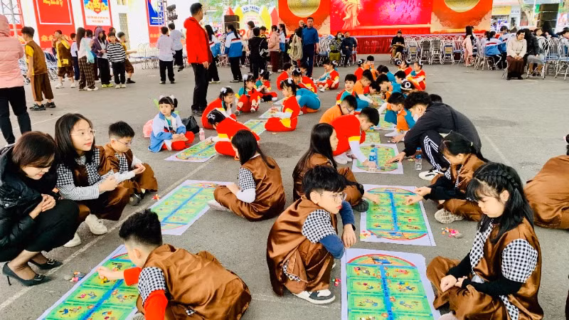 Trò chơi truyền thống được tái hiện trong lễ hội.