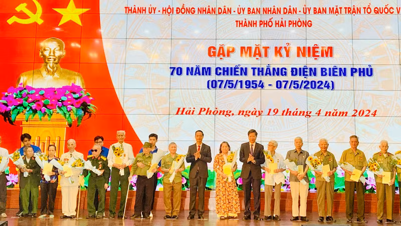 Lãnh đạo thành phố Hải Phòng tri ân các gia đình liệt sĩ, chiến sĩ, thanh niên xung phong, dân công hỏa tuyến tham gia chiến dịch Điện Biên Phủ. Lãnh đạo thành phố Hải Phòng tri ân các gia đình liệt sĩ, chiến sĩ, thanh niên xung phong, dân công hỏa tuyến tham gia chiến dịch Điện Biên Phủ.