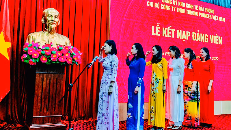 Các đảng viên mới tuyên thệ trong Lễ kết nạp đảng.