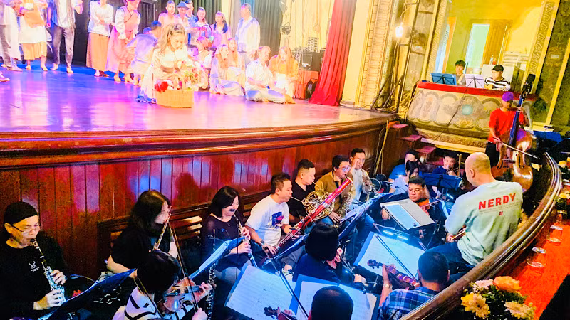 Dàn Hợp xướng Quốc tế Hanoi Voices kết hợp với dàn nhạc giao hưởng trình diễn trực tiếp vở nhạc kịch. Dàn Hợp xướng Quốc tế Hanoi Voices kết hợp với dàn nhạc giao hưởng trình diễn trực tiếp vở nhạc kịch.