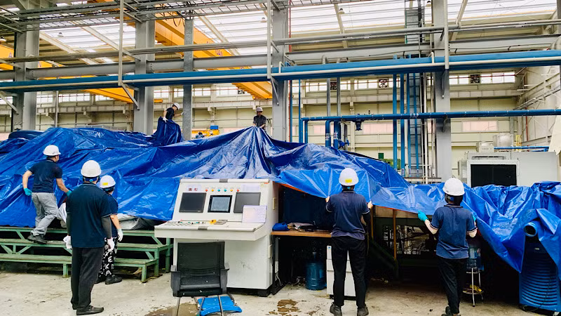 Công nhân Công ty LS Metal Vina đang khắc phục thiệt hại do bão để chuẩn bị sản xuất trở lại.