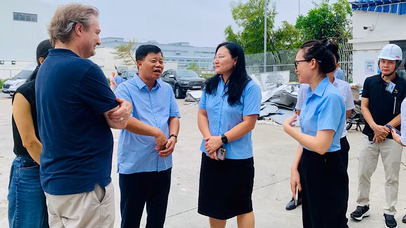 Lãnh đạo Ban Quản lý Khu Kinh tế Hải Phòng chia sẻ, động viên các doanh nghiệp.