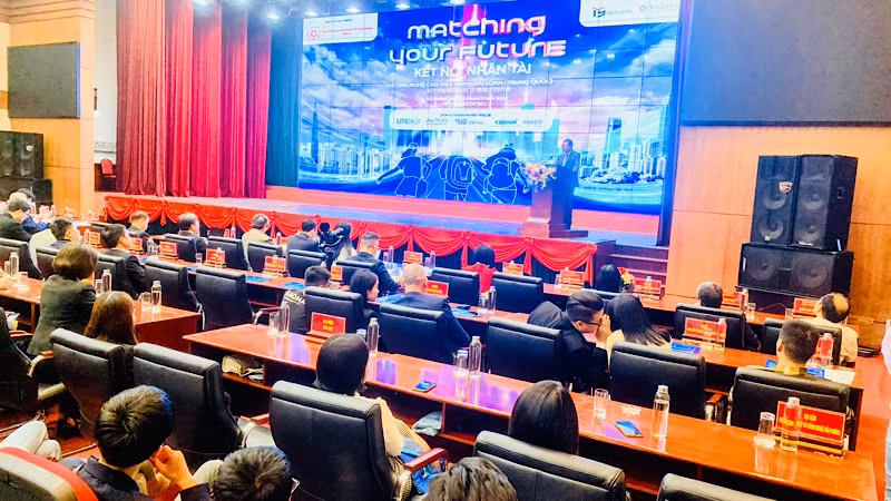 Lãnh đạo Ban quản lý Khu kinh tế Hải Phòng giới thiệu về chương trình kết nối nguồn nhân lực.
