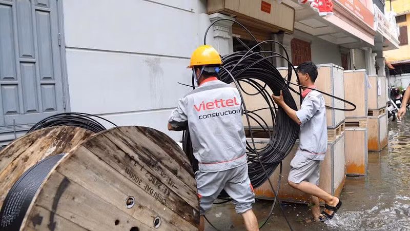 Các doanh nghiệp khắc phục tình trạng lụt lội để khôi phục mạng viễn thông.
