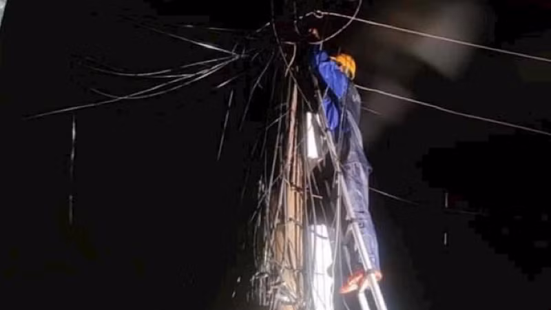 Sửa chữa, khôi phục mạng viễn thông cả trong đêm tối.