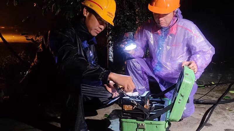 Các doanh nghiệp viễn thông cử cán bộ kỹ thuật làm xuyên đêm để khôi phục hệ thống thông tin liên lạc.