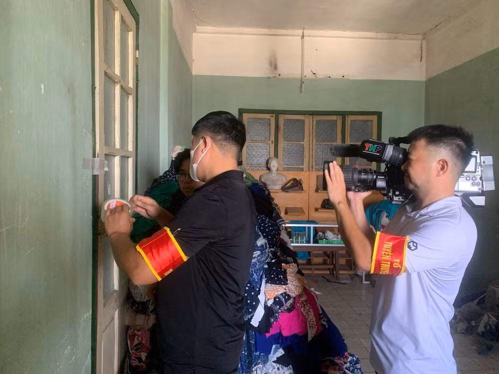 Lực lượng chức năng niêm phong nhà xưởng sau khi kiểm đếm tài sản. Lực lượng chức năng niêm phong nhà xưởng sau khi kiểm đếm tài sản.