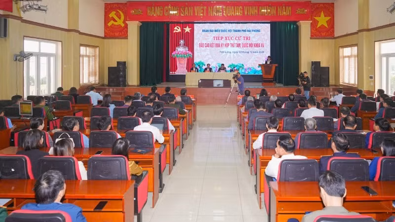 Quang cảnh tiếp xúc cử tri tại huyện Tiên Lãng. Quang cảnh tiếp xúc cử tri tại huyện Tiên Lãng.