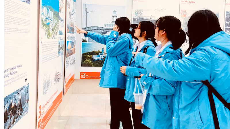 Học sinh Hải Phòng cũng thích thú với triển lãm kiến trúc Pháp. Học sinh Hải Phòng cũng thích thú với triển lãm kiến trúc Pháp.