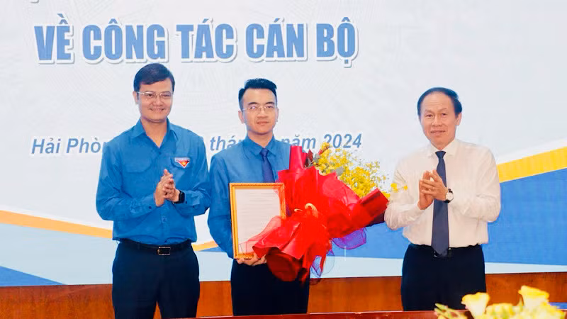 Lãnh đạo Trung ương Đoàn và Thành ủy Hải Phòng trao Quyết định và tặng hoa tân Bí thư Thành Đoàn Hải Phòng.