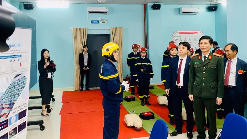 Trải nghiệm mô phỏng hồi sức tim phổi (CPR) tại Trung tâm. Trải nghiệm mô phỏng hồi sức tim phổi (CPR) tại Trung tâm.
