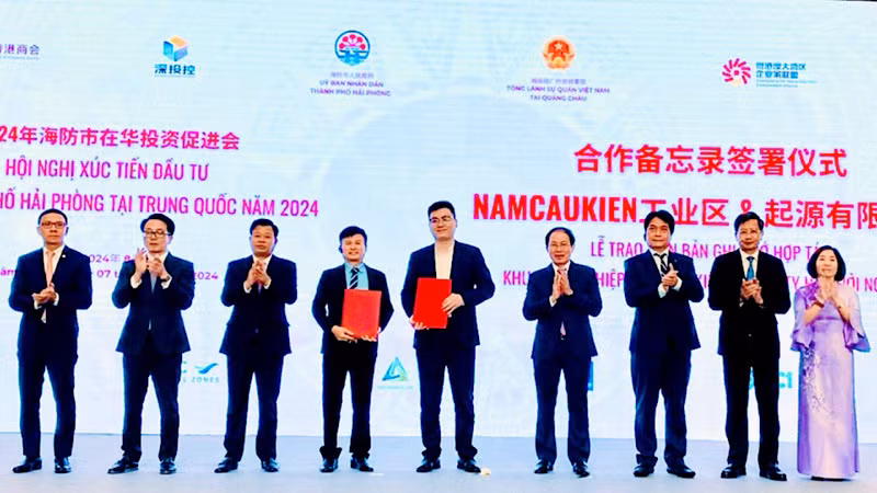 Trao Biên bản ghi nhớ hợp tác đầu tư giữa doanh nghiệp Trung Quốc với doanh nghiệp của thành phố Hải Phòng trong chương trình xúc tiến đầu tư tại Trung Quốc. (Ảnh: haiphong.gov.vn)
