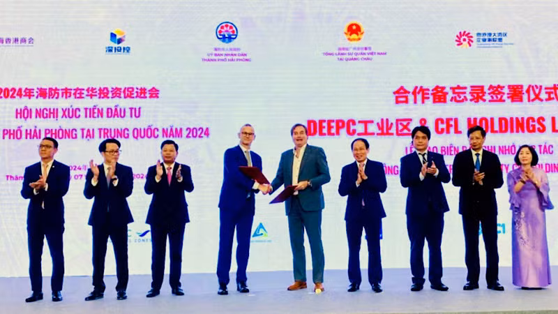 Trao giấy chứng nhận đầu tư cho doanh nghiệp Trung Quốc vào Khu công nghiệp DEEP-C Hải Phòng. (Ảnh: haiphong.gov.vn)