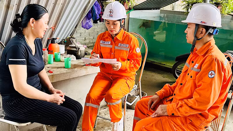 Tuyên truyền, hướng dẫn người dân sử dụng điện tiết kiệm, an toàn. Tuyên truyền, hướng dẫn người dân sử dụng điện tiết kiệm, an toàn.
