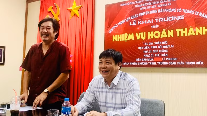 Đạo diễn, Nghệ sĩ ưu tú Bùi Như Lai trao đổi với ê-kíp sáng tạo về vở diễn. Đạo diễn, Nghệ sĩ ưu tú Bùi Như Lai trao đổi với ê-kíp sáng tạo về vở diễn.