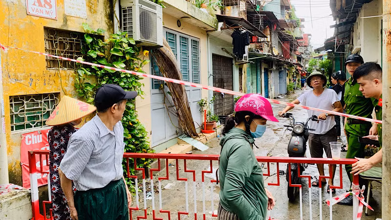 Khu nhà A8 Vạn Mỹ cũng được "niêm phong" để bảo đảm an toàn.
